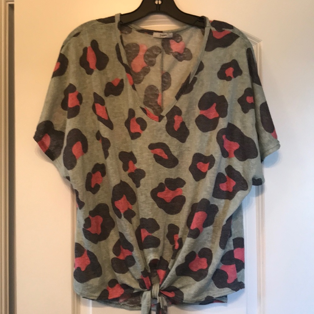 Super cute short sleeve tie waist leopard top.